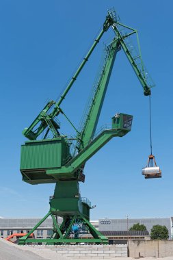 Frankfurt Am Main, Almanya-Haziran 14, 2018: Dış görünümü bir çimento fabrikasının yeşil vinç ile