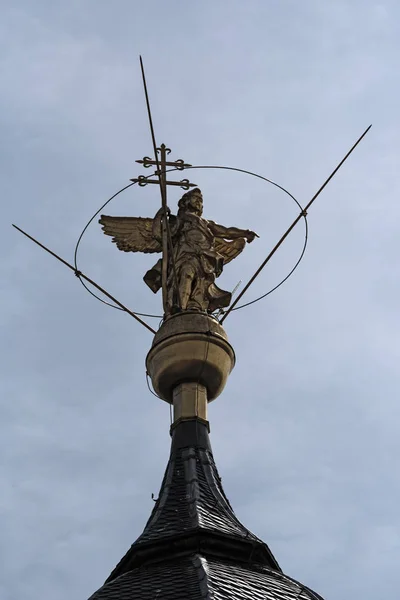Медная Статуя Архангела Габриэля Вершине Церкви Марцеллина Петра Селигенштадт Хассе — стоковое фото