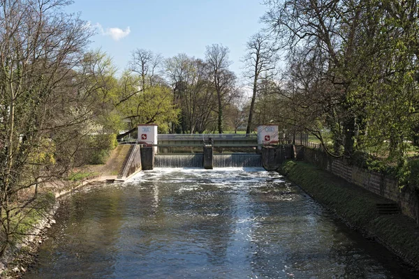 Małych Weir Rzeką Nidda Frankfurt Niemcy — Zdjęcie stockowe