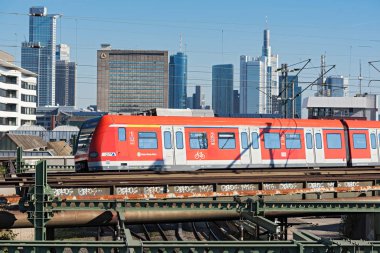Frankfurt Am Main, Almanya-Ekim 18, 2017: Rhein-main trafik manzarası, frankfurt am main, Almanya önünde kırmızı bir bölgesel tren