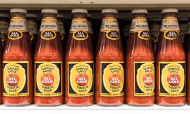 Kasane, Botsvana-Kasım 17, 2018: tüm altın domates ketçap şişeleri ile bir süpermarket raf