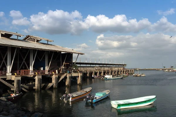 ПАНАМА Сити, Панама - 04 марта 2019 года: старые рыбацкие лодки возле рыбного рынка в Панаме — стоковое фото