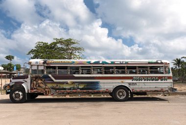 Puerto Lindo, Panama-Mart 06, 2019: renkli boyalı tavuk otobüs puerto lindo Panama