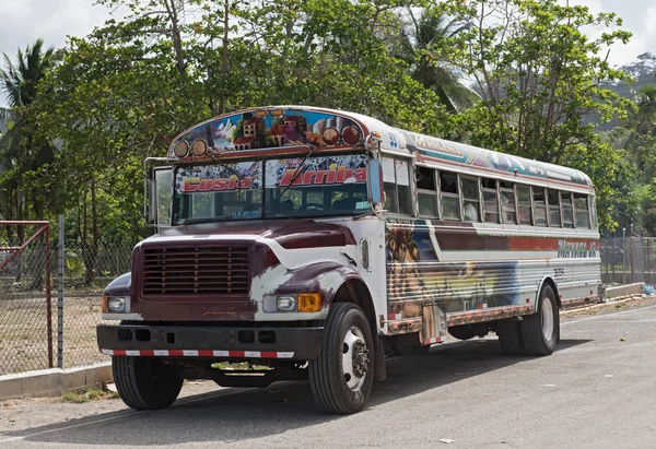 renkli boyalı tavuk otobüs puerto lindo Panama