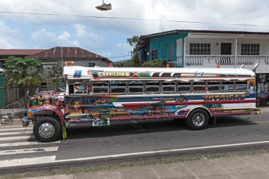 Portobelo, Panama-Mart 06, 2019: renkli boyalı tavuk otobüs portobelo Panama