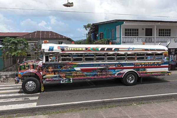 PORTOBELO, PANAMA-MARZO 06, 2019: autobus di pollo colorato dipinto in portobelo panama — Foto Stock