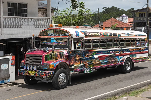 PORTOBELO, PANAMA-MARZO 06, 2019: autobus di pollo colorato dipinto in portobelo panama — Foto Stock