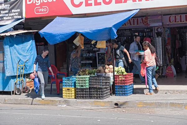 Frutta e verdura tipica bancarella di strada a david panama — Foto Stock