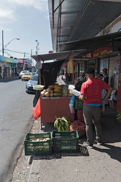 Tipikus, gyümölcsök és zöldségek utcai standon david Panama — Stock Fotó