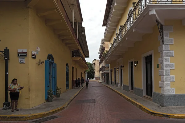 Rua com casas em estilo colonial na cidade velha casco viejo — Fotografia de Stock