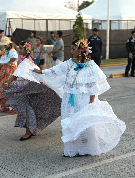 Danze folkloristiche in costume tradizionale al carnevale in st — Foto Stock