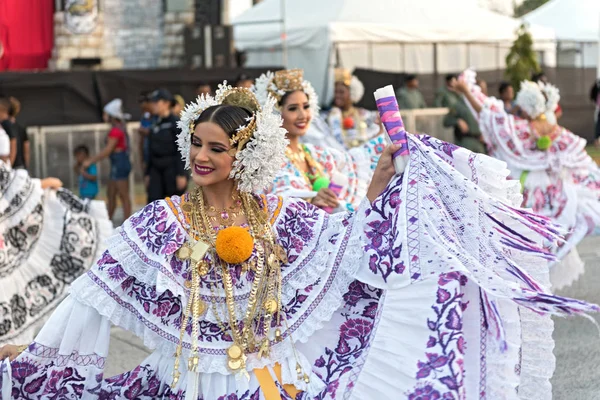 Bailes folclóricos en traje tradicional en el carnaval en el st —  Fotos de Stock