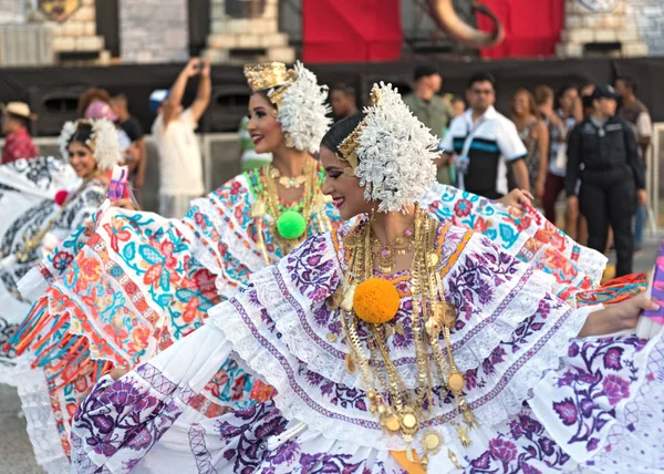 Danças folclóricas em traje tradicional no carnaval no st — Fotografia de Stock