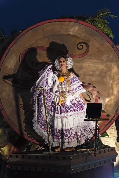 Jovem mulher em vestido tradicional no carnaval de rua no panamá Ci — Fotografia de Stock