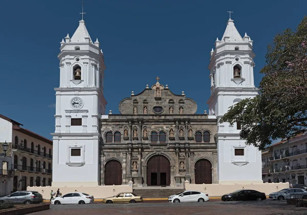 Catedral basílica metropolitana de santa maria la antigua sal felipe no antigo bairro casco viejo, panamá — Fotografia de Stock