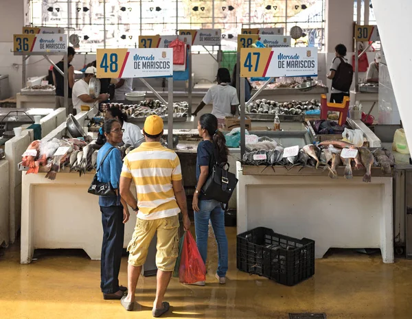 Kereskedők és vásárlók a tengeri halak piaci mercado de mariscos — Stock Fotó