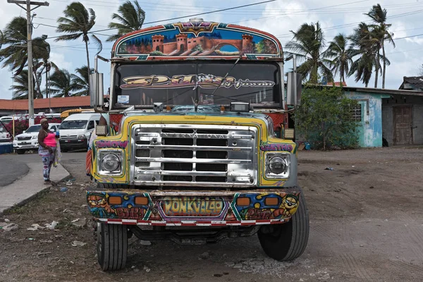Barevné lakované kuřecí autobus v puerto lindo panama — Stock fotografie