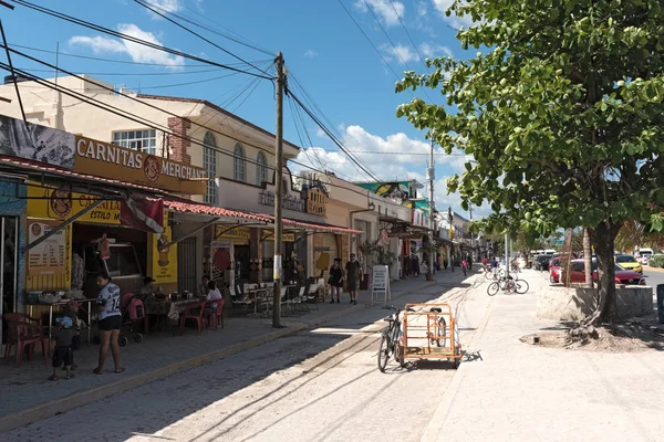 TULUM, MÉXICO-MARÇO 04, 2018: rua principal em tulum quintana roo mexico — Fotografia de Stock