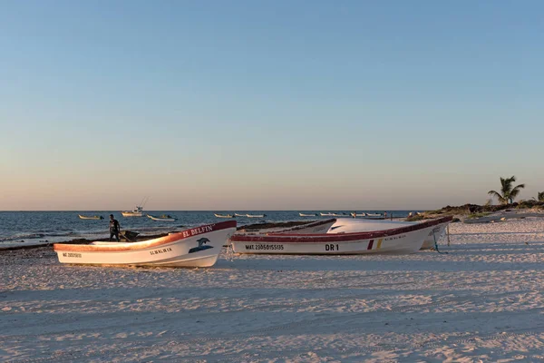 Barcos de pesca al amanecer en playa pescadores en tulum mexico —  Fotos de Stock