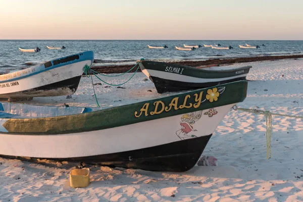 Рыбацкие лодки на восходе солнца в playa pescadores в Тулум Мексико — стоковое фото