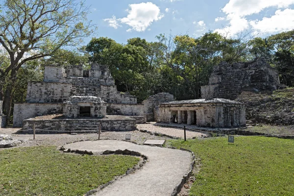 Antico edificio maya nel sito archeologico di Muyil Quintana Roo — Foto Stock