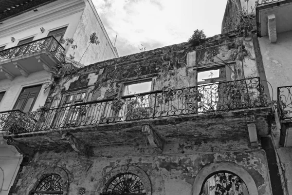 House ruin in casco viejo the historic city of panama city in black and white — Stock Photo, Image