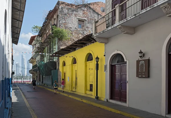Mała ulica ze starymi budynkami historycznymi w Casco Viejo Panama c — Zdjęcie stockowe
