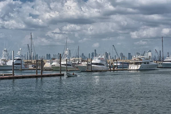 Panoramę Panama miasta z przystani Perico wyspie w t — Zdjęcie stockowe