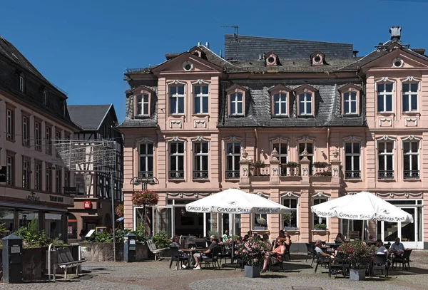 Turistas frente a un café en el mercado de alimentos en bingen am rh — Foto de Stock