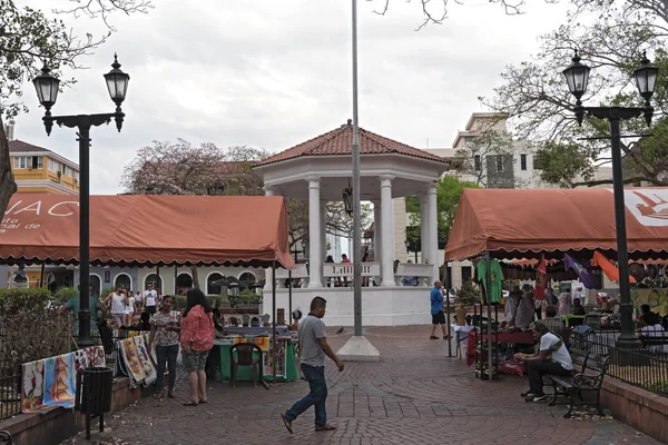 Stands de recuerdo y pabellón en la plaza de la independencia, c — Foto de Stock