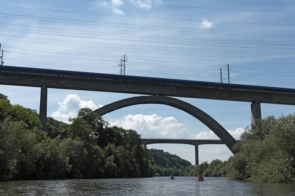 Kanufahrer auf der Lahn in Hessen — Stockfoto