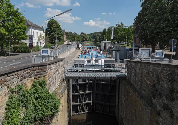 Touristenschiff in einer Schleuse in limburg an der lahn hessen deutschland — Stockfoto