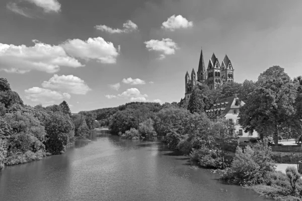 Vue sur la rivière Lahn jusqu'à la cathédrale du Limbourg Limbourg Hesse — Photo