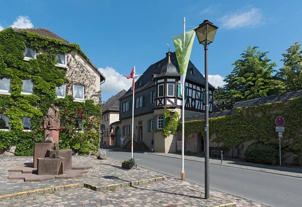 Half houten huis op marktplein in Kiedrich Duitsland — Stockfoto