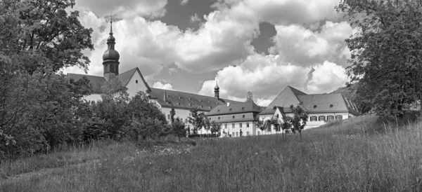 El famoso monasterio eberbach cerca de eltville hesse alemania en blanco y negro — Foto de Stock