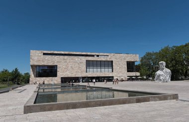 goethe üniversitesi frankfurt almanya kampüsü batı ucu binası
