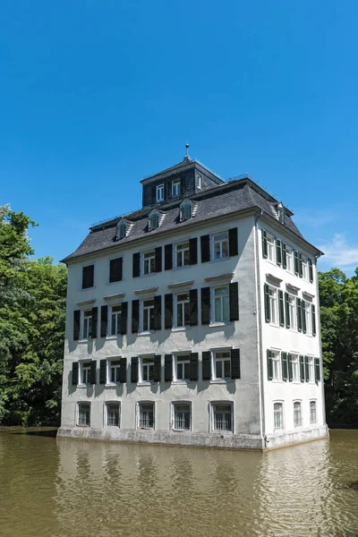 フランクフルト北部の小さなホルツハウゼン宮殿は、主なドイツ — ストック写真