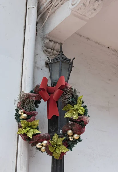 Decorated with a flower wreath old street lamp in casco viejo panama city — Stock Photo, Image
