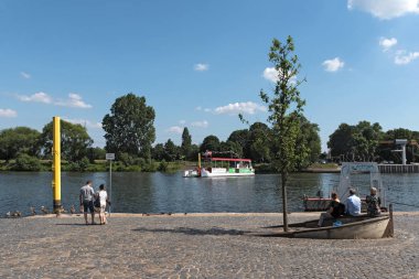 frankfurt ana nehir üzerinde yolcu feribot yolcuları