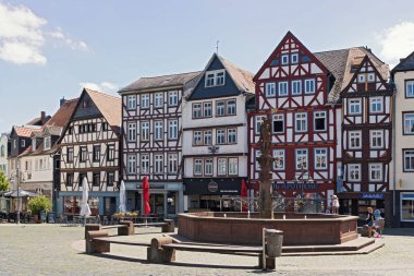 butzbach Almanya'nın eski kasabasında pazar meydanında insanlar