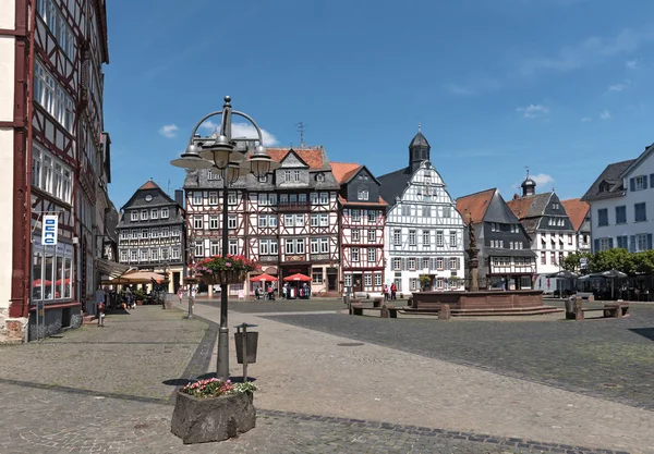 Gente en la plaza del mercado en el casco antiguo de butzbach Alemania — Foto de Stock