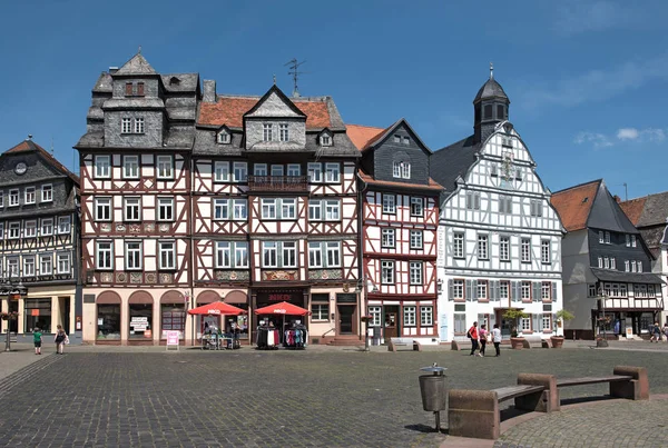 Gente en la plaza del mercado en el casco antiguo de butzbach Alemania — Foto de Stock