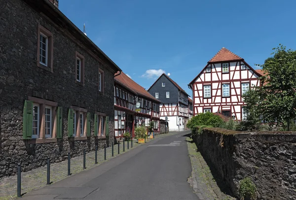 Μικρός δρόμος με ξύλινα σπίτια στο Λιχ Έσση Γερμανία — Φωτογραφία Αρχείου
