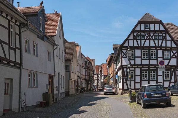 Kleine straat met vakwerkhuizen in Lich Hesse Duitsland — Stockfoto