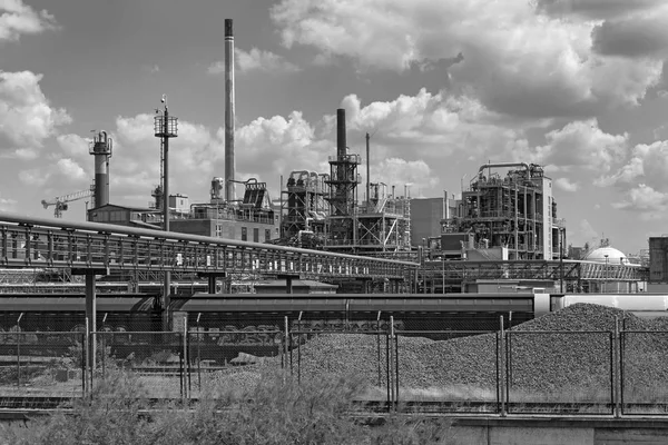 Edificio industriale in un parco industriale a Francoforte-Hoechst, Germania — Foto Stock