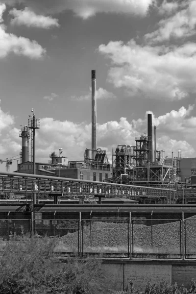 Fabrikgebäude in einem Industriepark in Frankfurt-Hoechst, Deutschland — Stockfoto