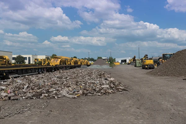 Parque de máquinas y zona de almacenamiento para la construcción ferroviaria — Foto de Stock