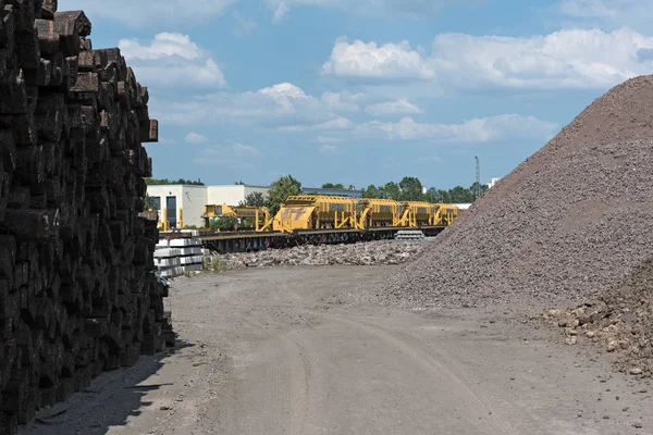 Parque de máquinas y zona de almacenamiento para la construcción ferroviaria —  Fotos de Stock