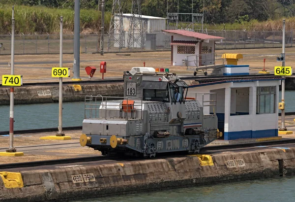 Elektro-Lokomotive auch bekannt als Maultier in Miraflores Schleusen auf — Stockfoto