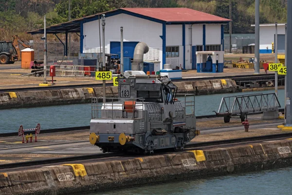 Elektro-Lokomotive auch bekannt als Maultier in Miraflores Schleusen auf — Stockfoto